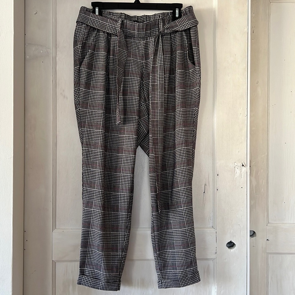 Torrid 00 pants, herringbone plaid, elastic waist, cuffed hem. Work, play, relax